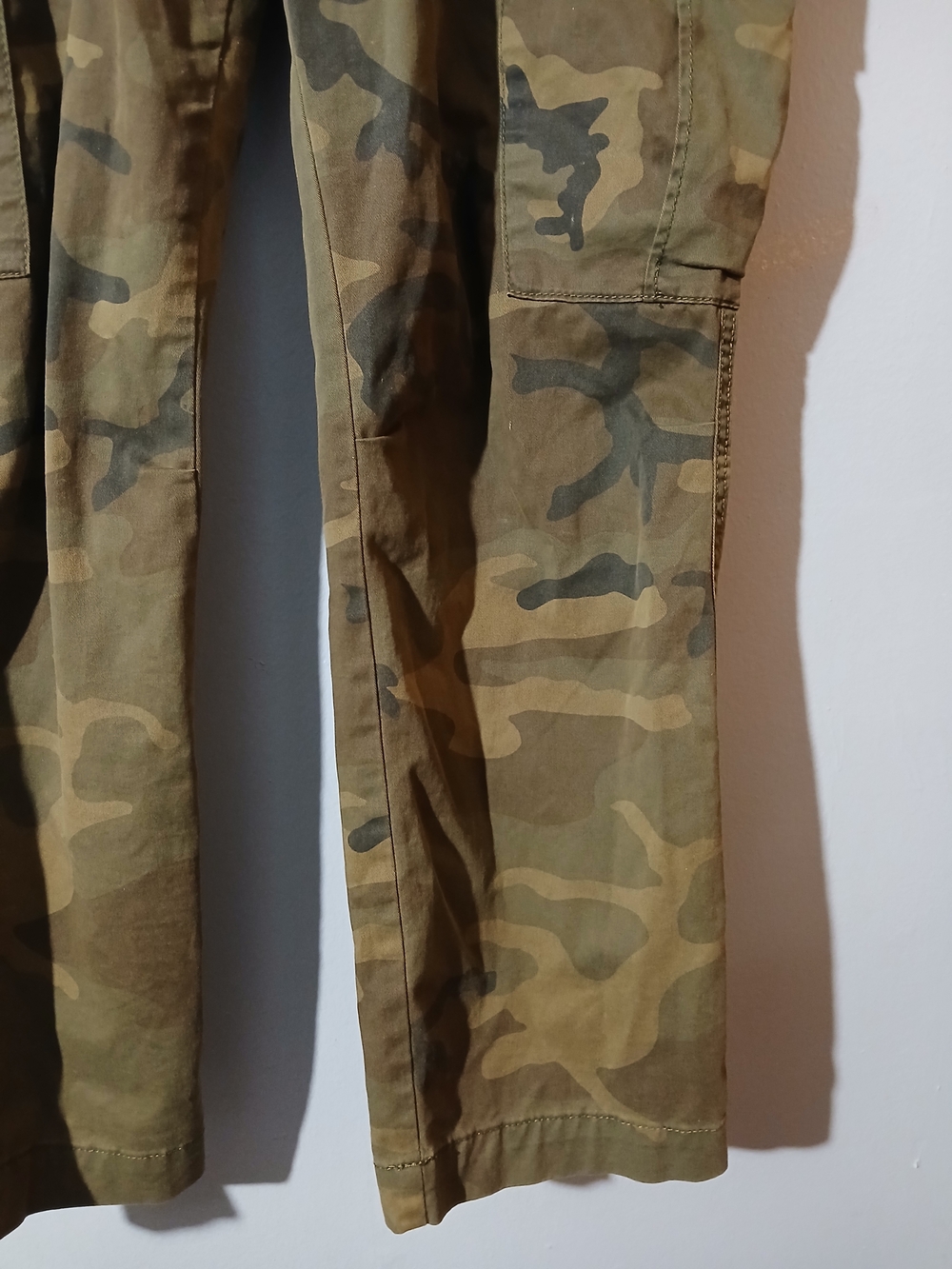 Sanctuary Olive Green Camo Straight-Leg Cargo Pants Pockers Women's Size 29 - Picture 4 of 7